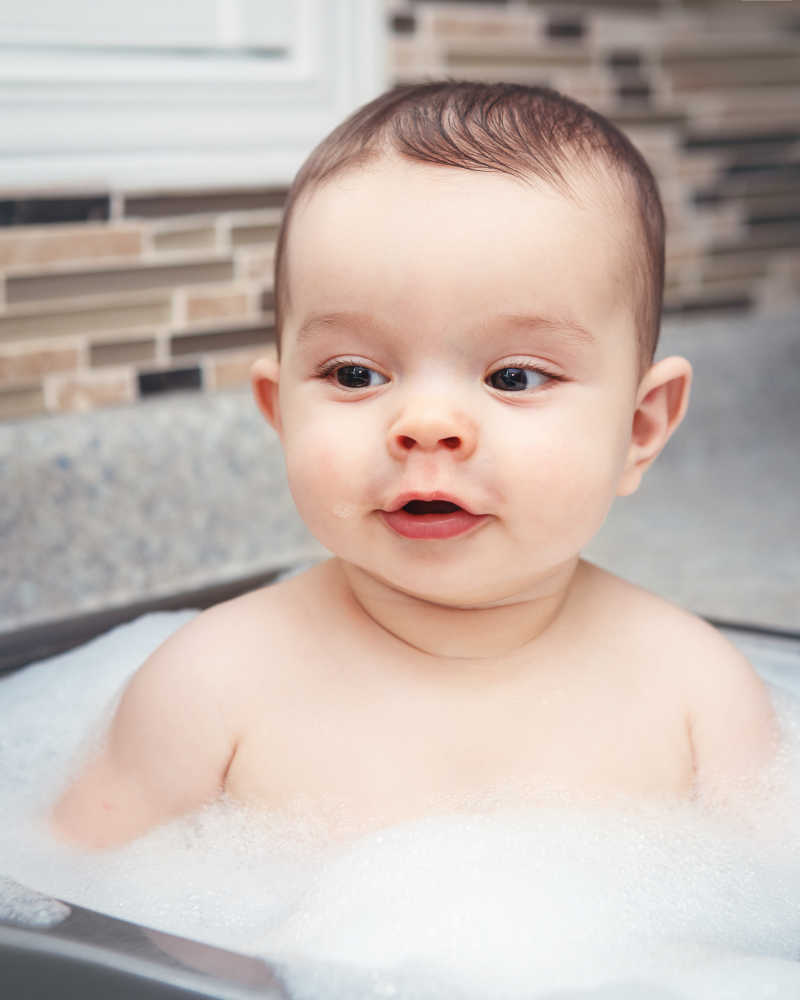 可爱的女婴儿在洗碗池里