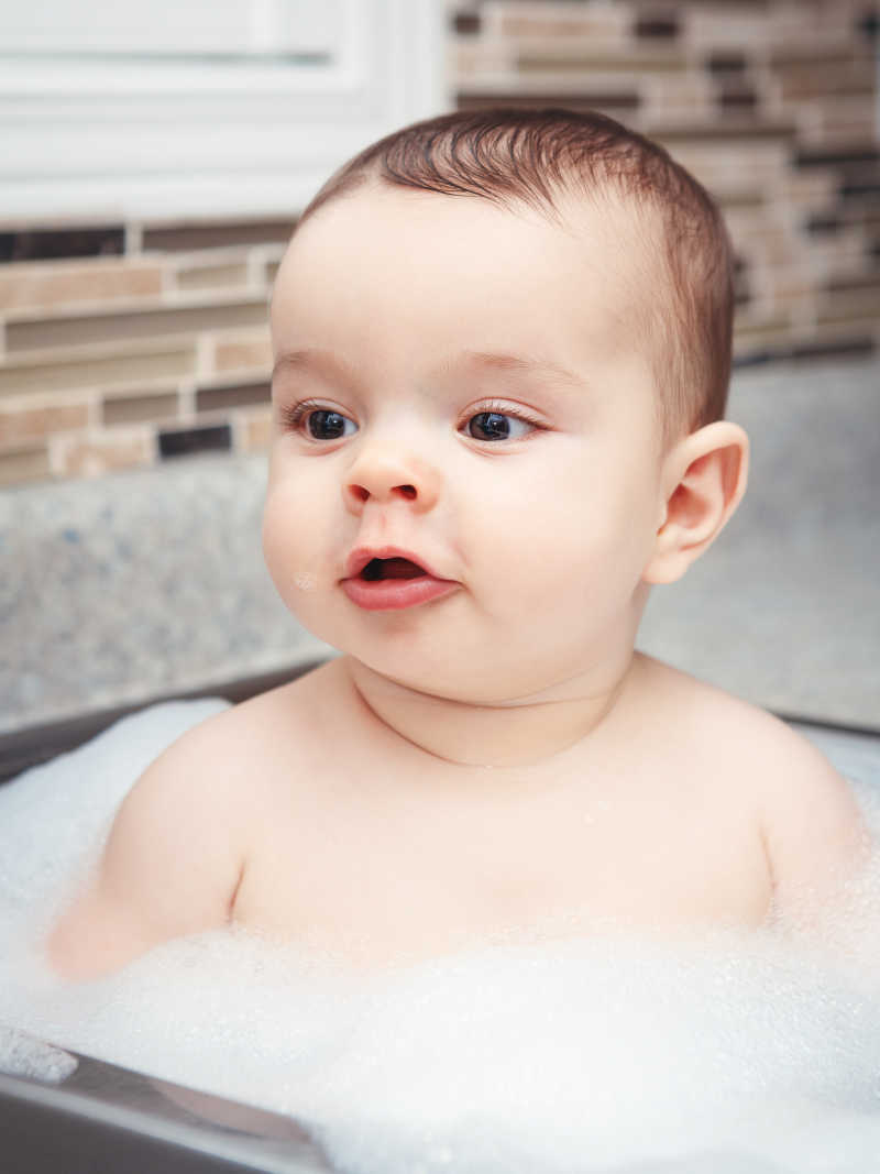 可爱的婴儿在洗澡