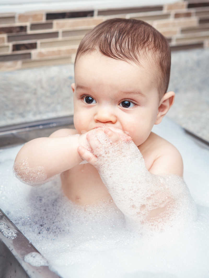 超可爱的婴儿在洗碗池里洗澡