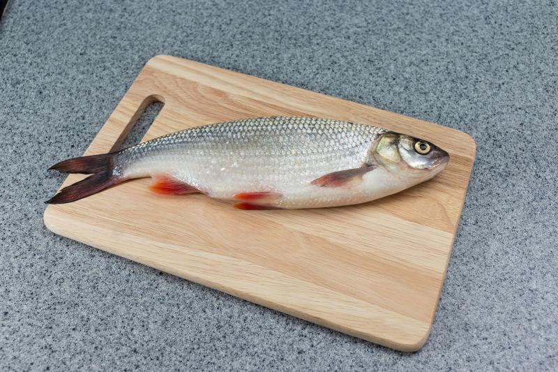 切割板上的白色鱼