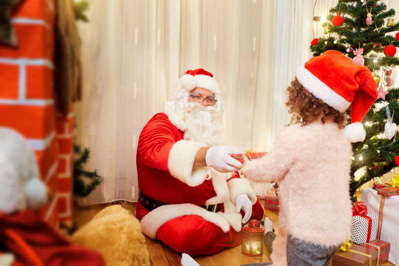 圣诞老人正在给小女孩礼物