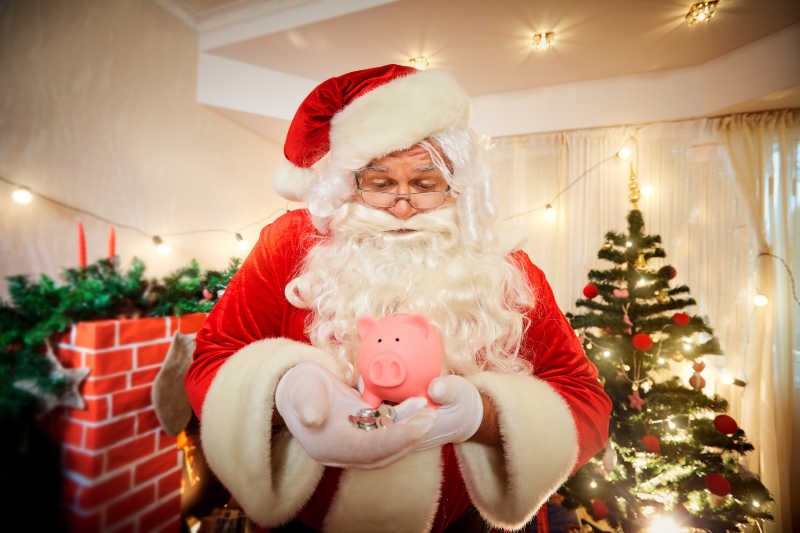 圣诞老人手捧粉色小猪