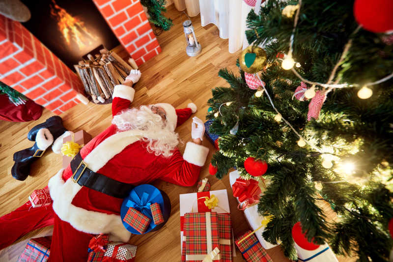 圣诞老人躺在地上