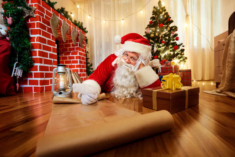圣诞老人正在写长长的礼物清单