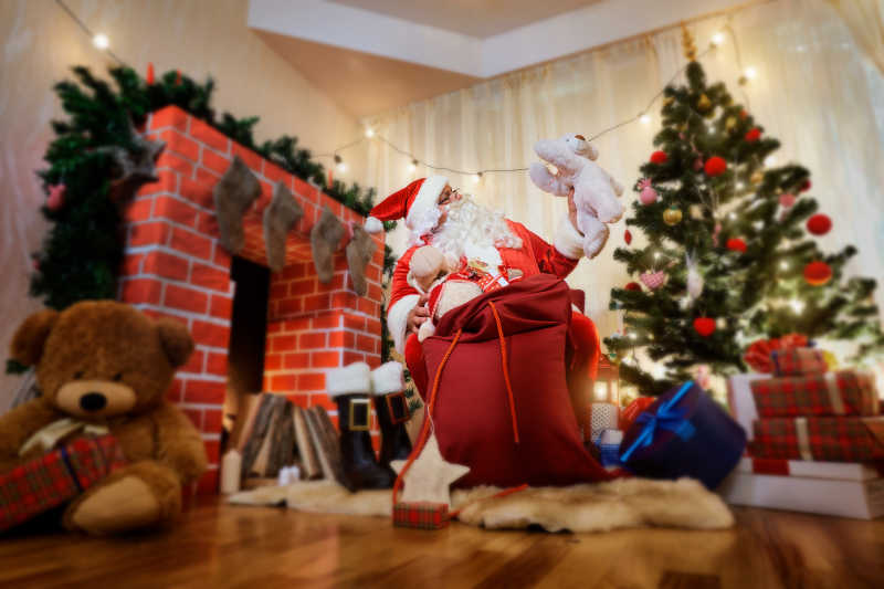 正在检查礼物的圣诞老人