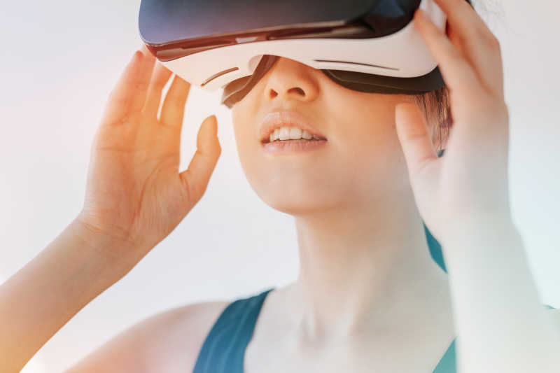 女人用虚拟现实眼镜看别处