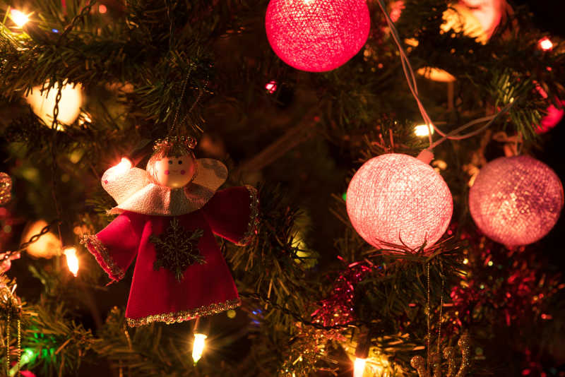 天使和装饰的圣诞树