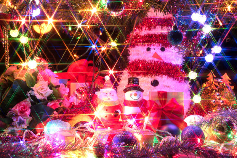 圣诞老人和装饰的圣诞树