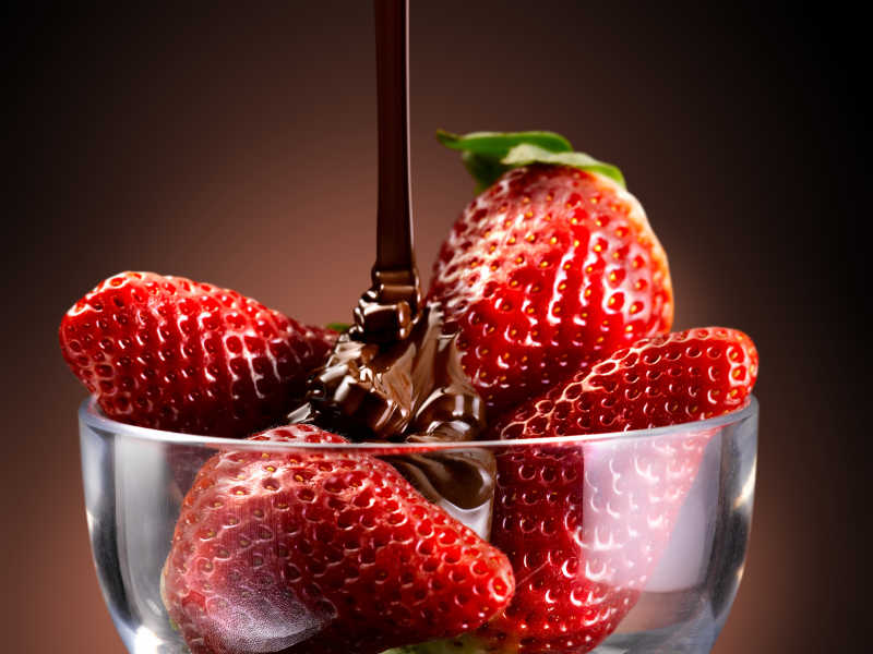 透明碗里的巧克力草莓