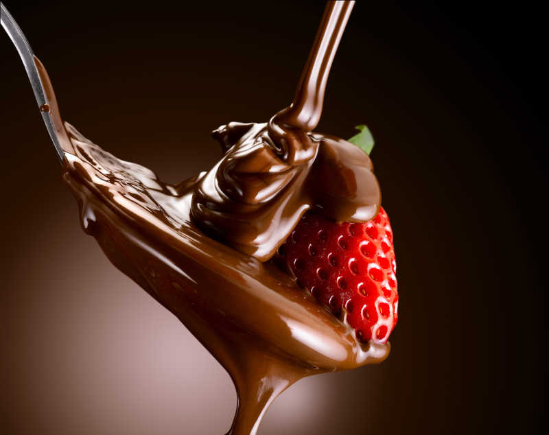 勺子里的美味草莓蘸巧克力