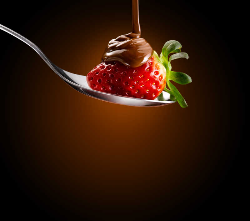 勺子里的巧克力草莓