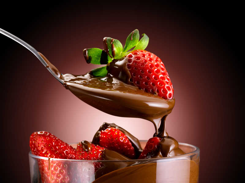 沾着巧克力的草莓