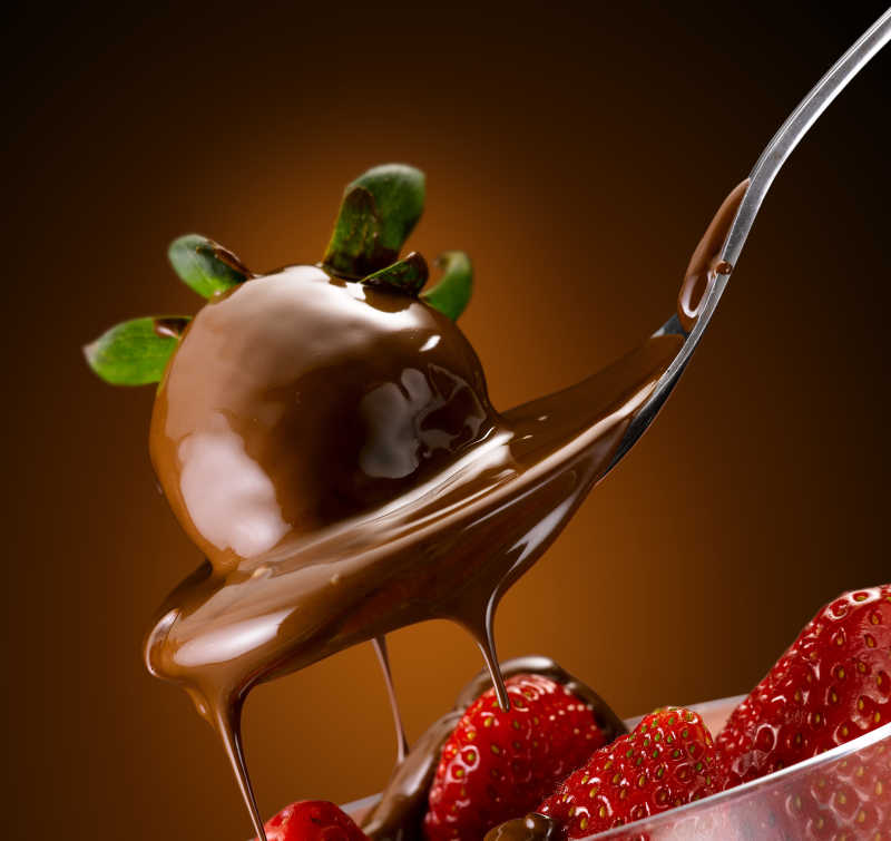 勺子里的美味巧克力草莓