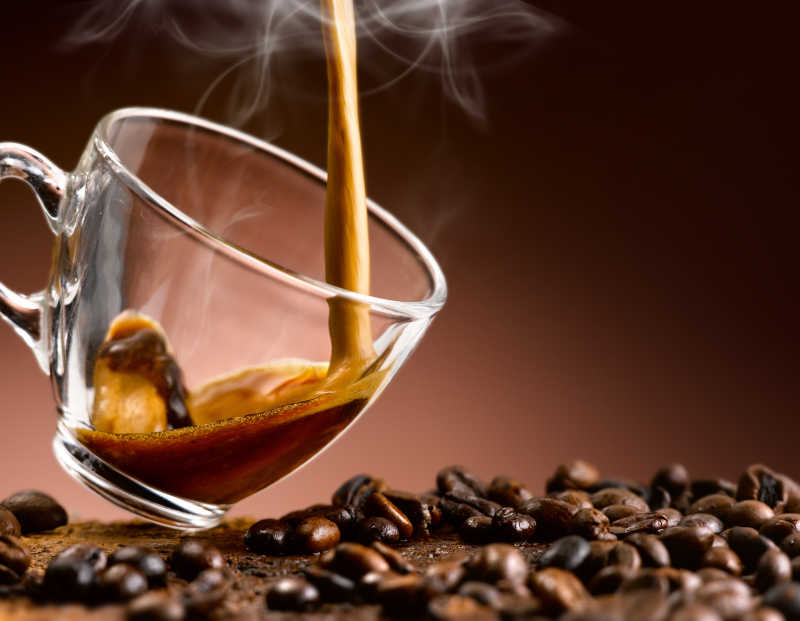 浓咖啡与散落的咖啡豆