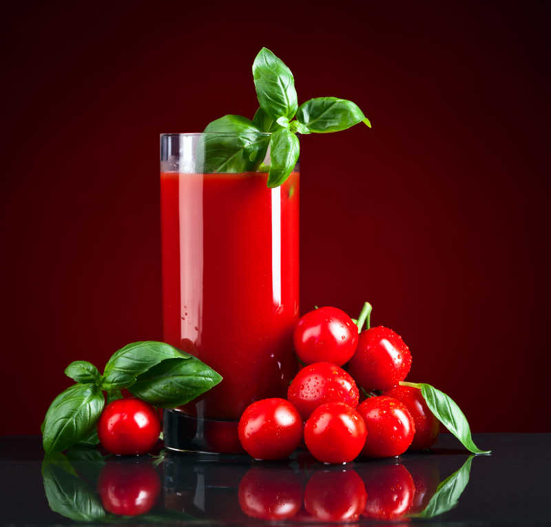 红色番茄汁和番茄