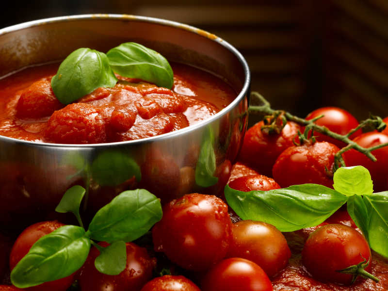番茄与碗里美味的番茄酱