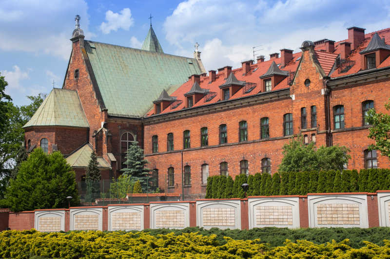 蓝天下的波兰修道院
