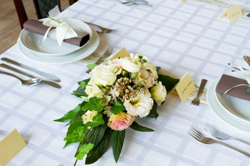 结婚餐桌上的餐具和花朵装饰