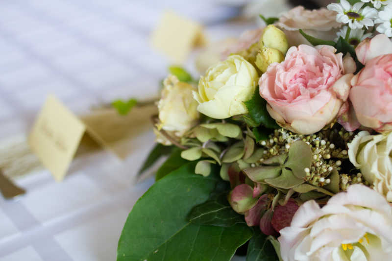结婚餐桌上花朵装饰