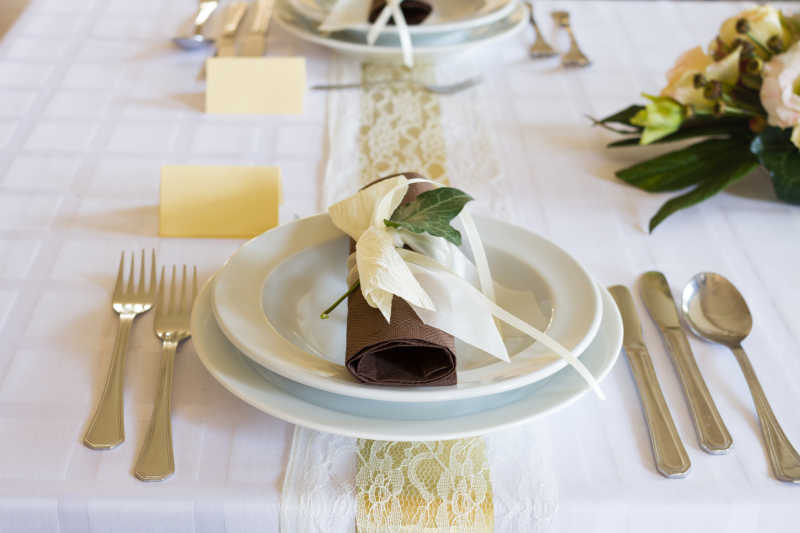 结婚餐桌上的餐盘和餐具装饰