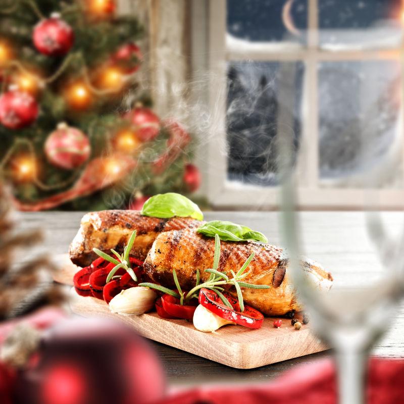 圣诞背景下的香气四溢的烤肉