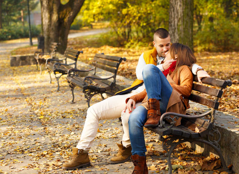 公园长椅上的年轻情侣