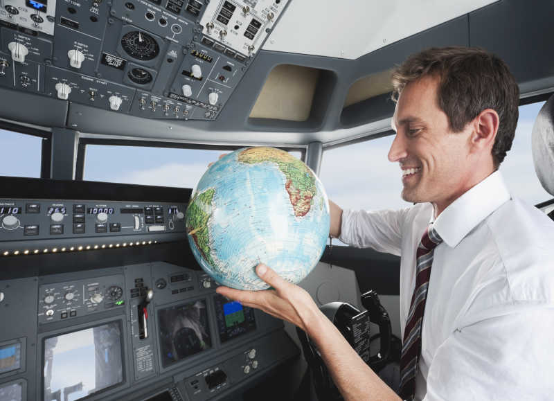 飞行员在驾驶室玩着地球仪
