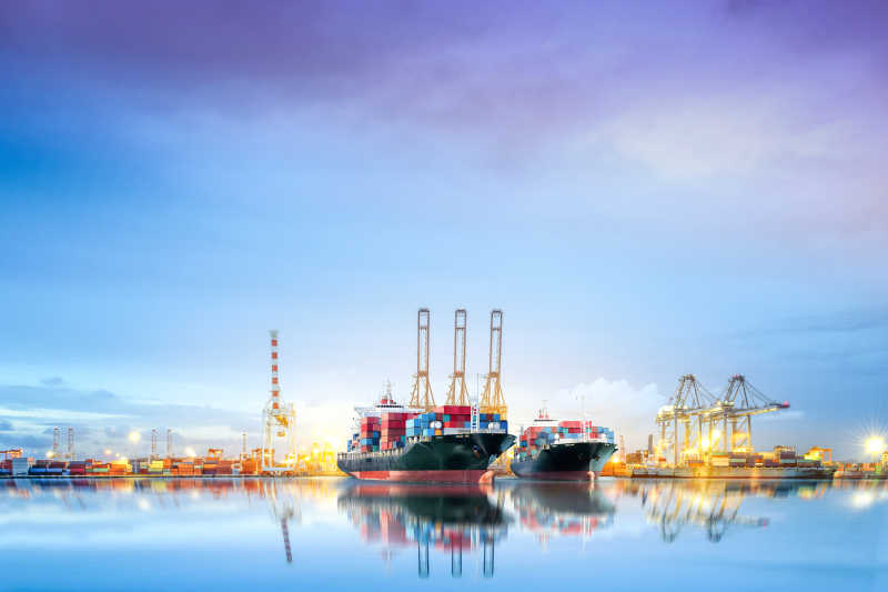 蓝天下国际集装箱货船在港口的物流与运输