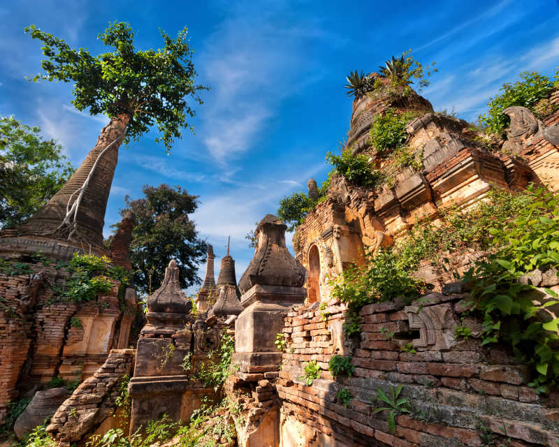 蓝天下的柬埔寨吴哥窟