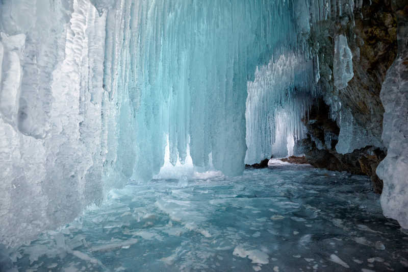 美丽的蓝色冰穴