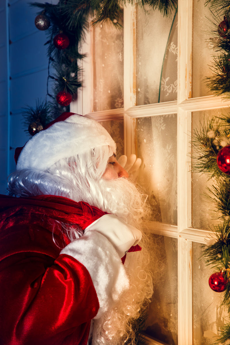圣诞老人在窗户边偷看