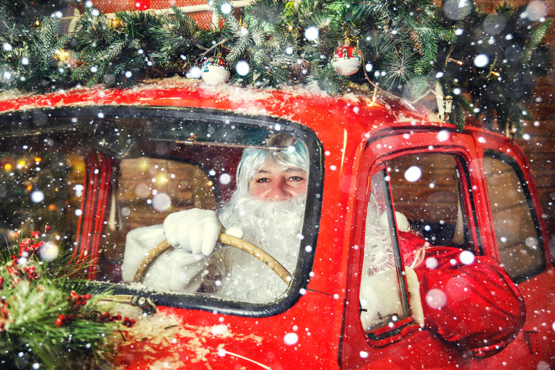 圣诞老人坐在车里派送礼物