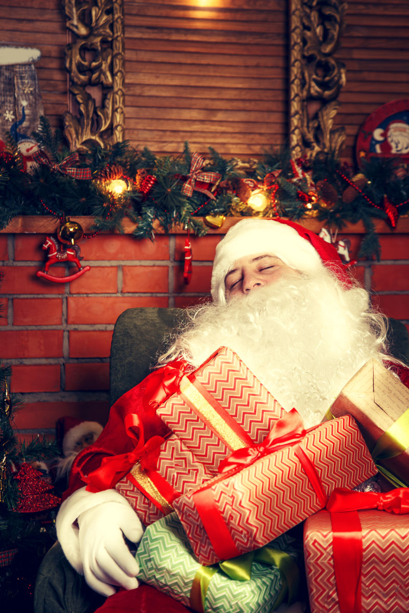 圣诞老人抱着礼物睡着了