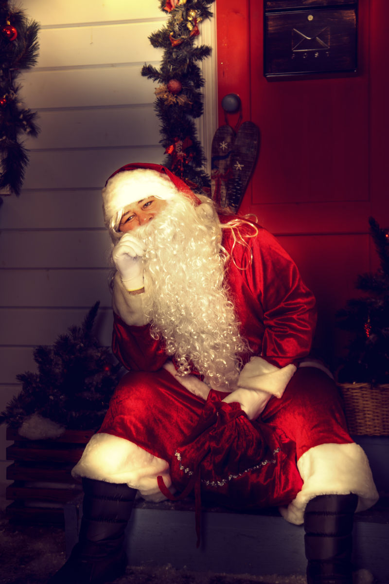 圣诞老人在门口休息