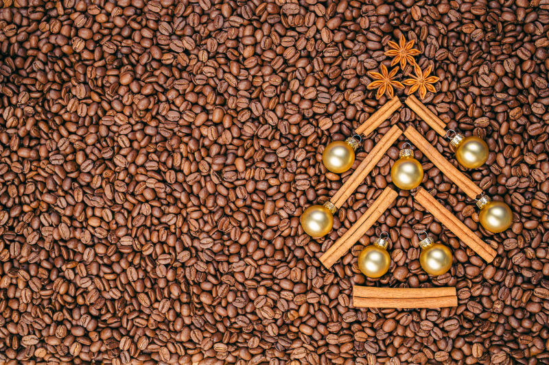 咖啡豆和装饰球摆设的圣诞树
