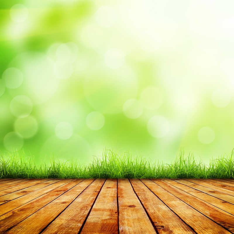 绿草地背景下的木地板