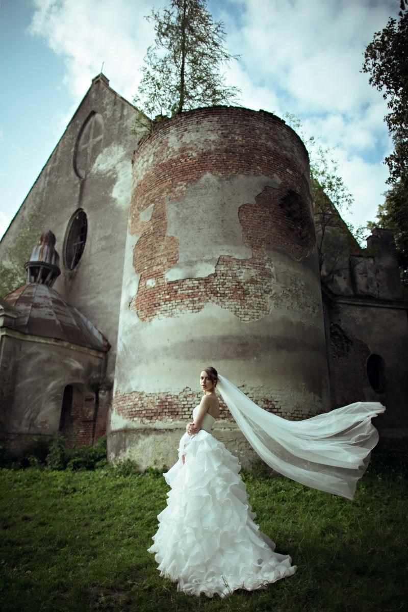 古老城堡前的美丽新娘