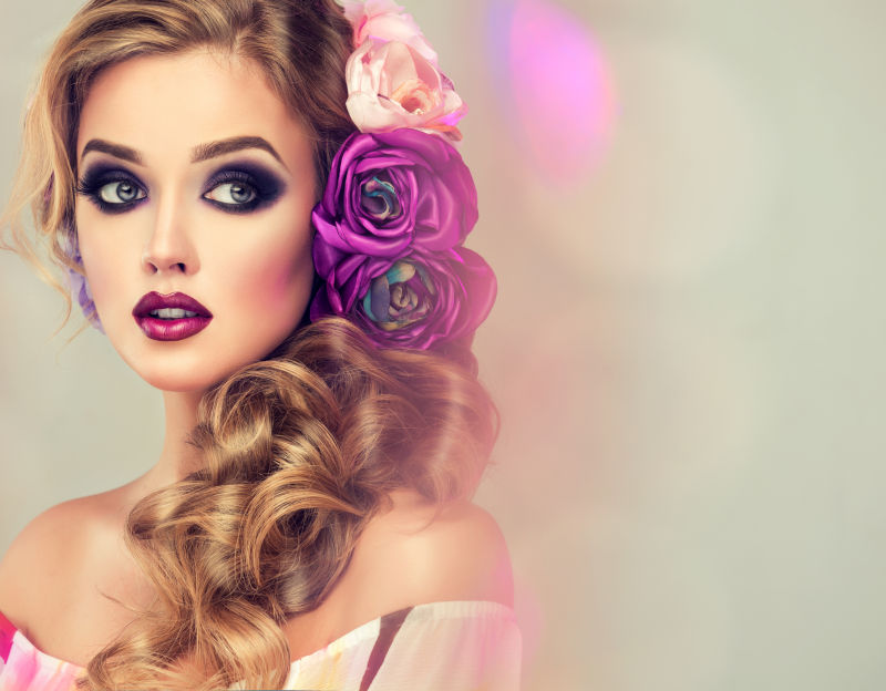 紫色妆容的卷发美女头上戴着花环