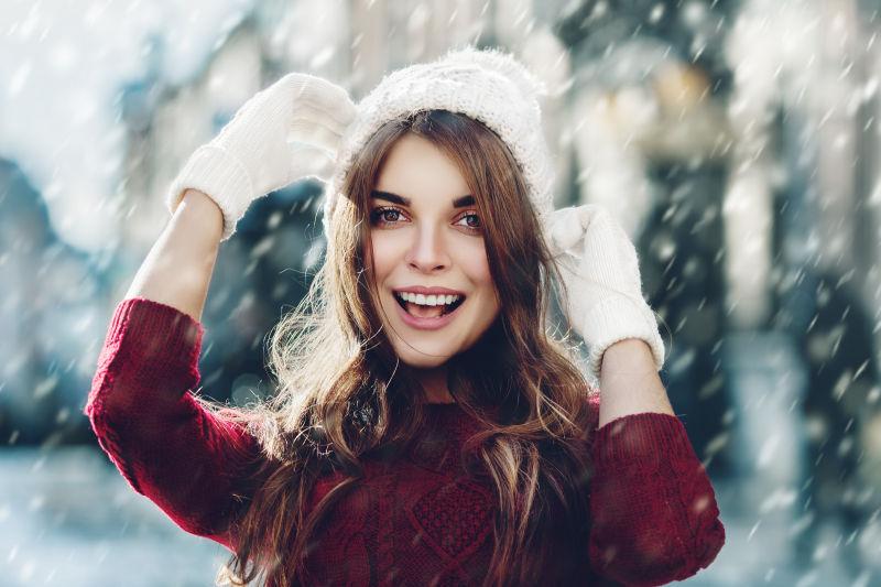 下雪背景下微笑的女孩