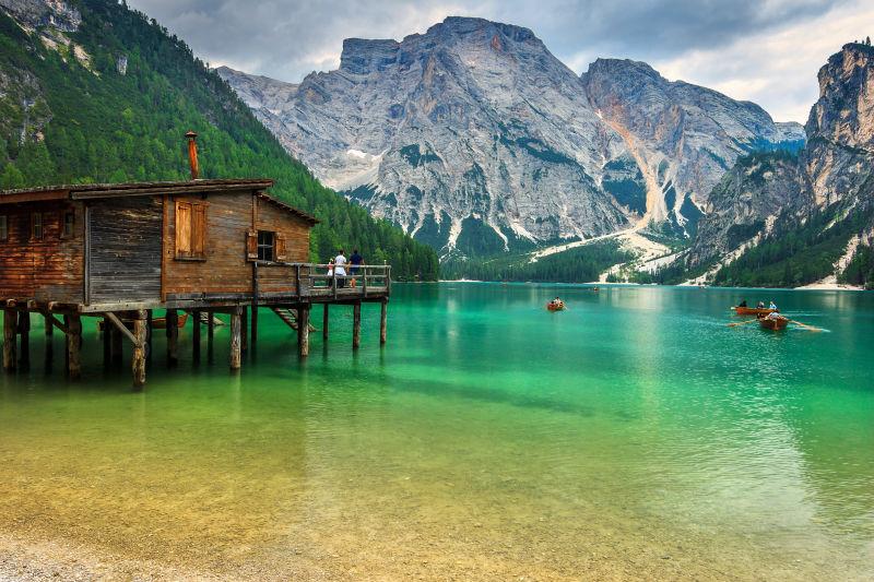 阿尔卑斯湖木屋