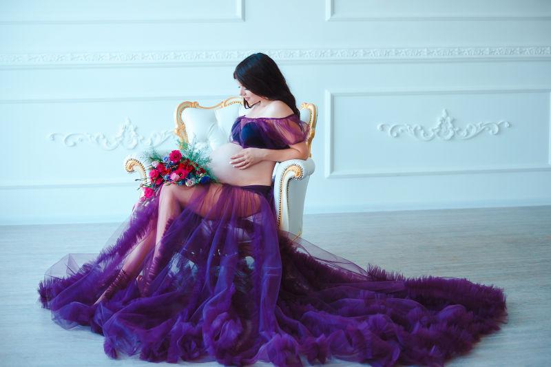 穿紫色连衣裙的美丽孕妇
