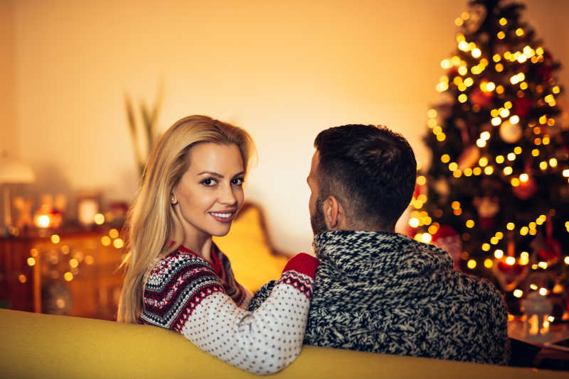 沙发上的外国情侣在过圣诞节