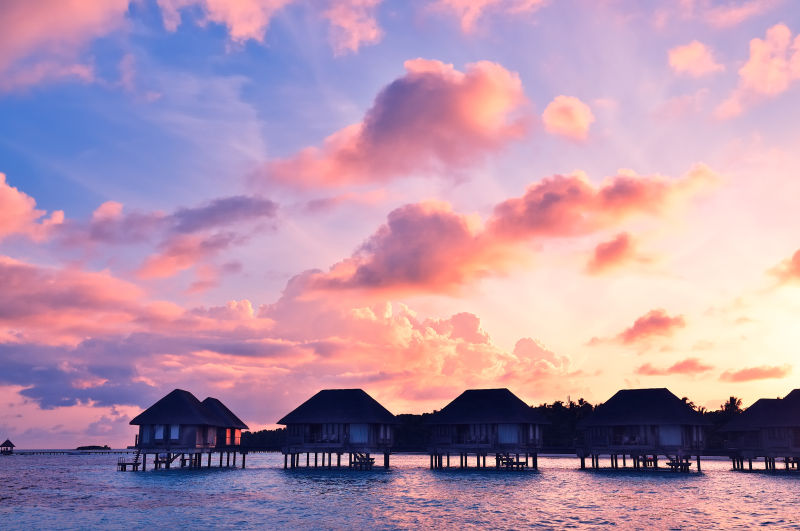 日出时的马尔代夫水上平房景色