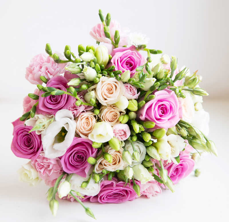 美丽的粉红色的新娘玫瑰捧花
