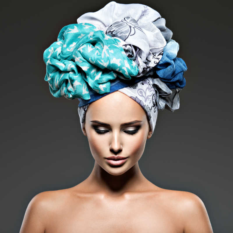 美丽的女人裹着时尚的头巾