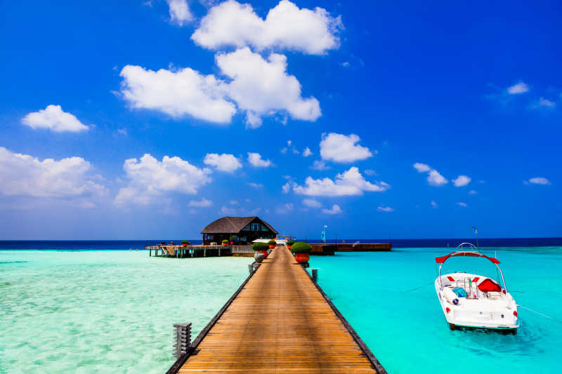 马尔代夫清澈的海面与海上平房