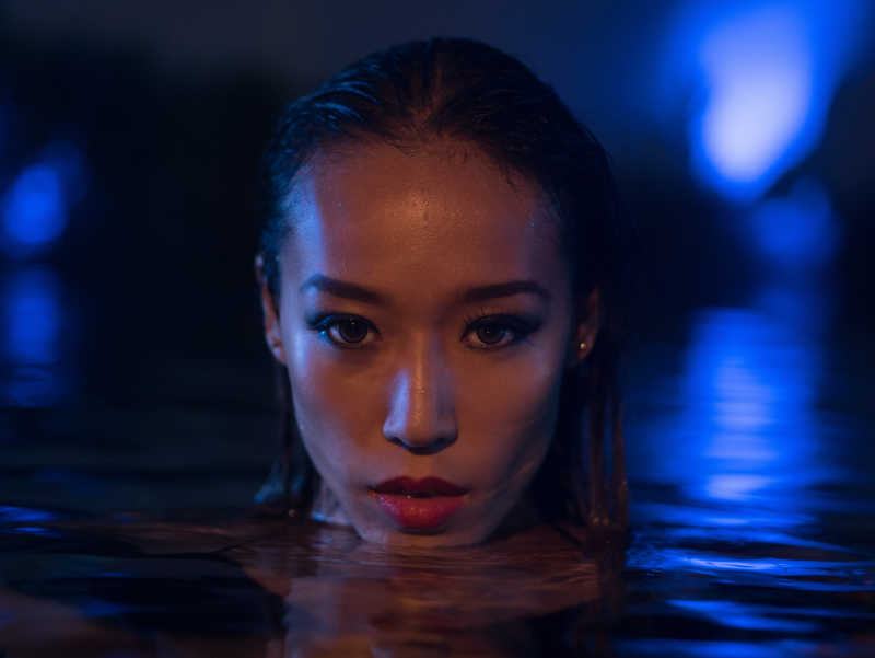 在水中的性感亚洲女孩