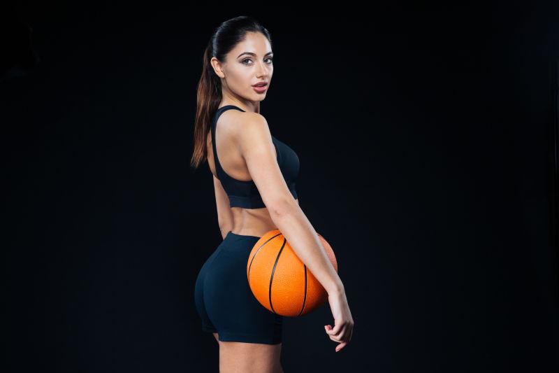 抱着篮球的美女运动员