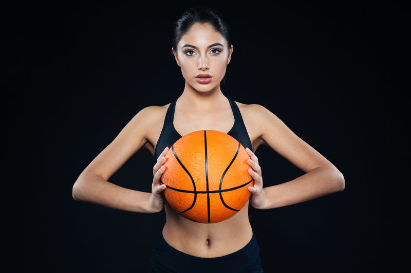 美女抱着篮球做出投篮动作