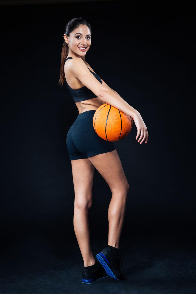身材高挑的美女抱着篮球
